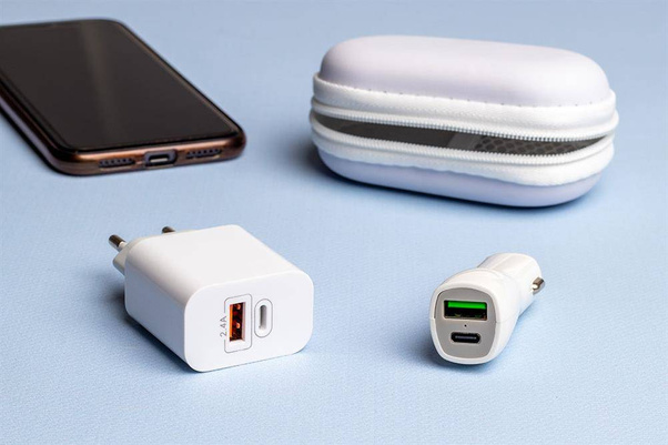 Zestaw ładowarka samochodowa i wtyczka ładująca USB i USB typu C