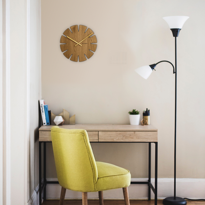 Zegar dębowy wykonany w Czechach