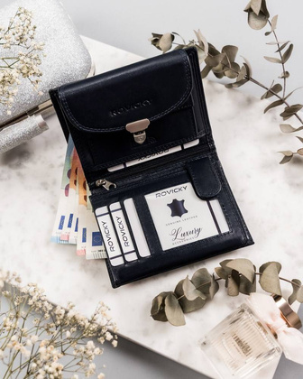 Skórzany portfel damski z ozdobnym zapięciem