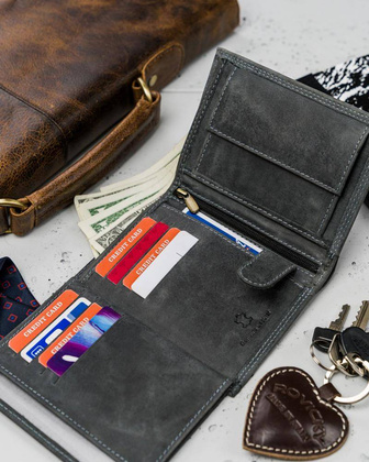 Pionowy, składany portfel męski z zewnętrzną kieszonką na kartę