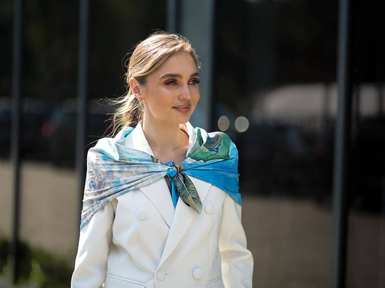 Szal - C. Monet, Kobieta z parasolem (CARMANI)