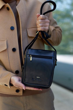 Skórzana listonoszka męska z zewnętrzną kieszenią na suwak