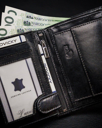 Pionowy, skórzany portfel męski z ozdobnym przeszyciem