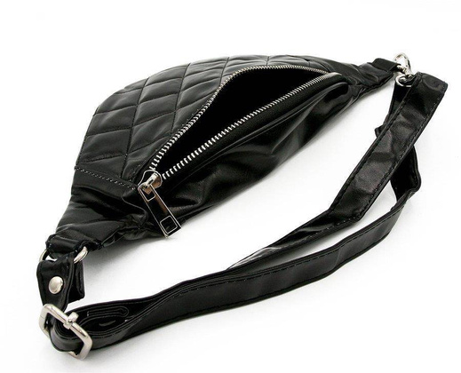 Pikowana saszetka nerka nakładana na biodra lub przez ramię (crossbody)