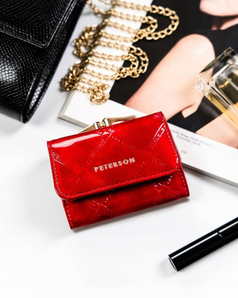 Niewielki skorzany portfel damski na bigiel i zatrzask