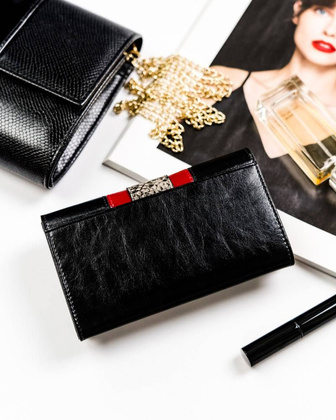 Skórzany portfel damski z motywem wężowej skóry