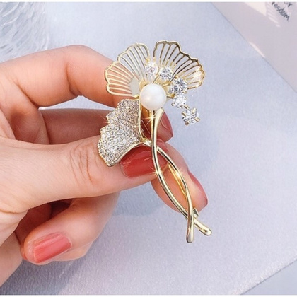 Broszka ozdobna - miłorząb z cyrkoniami i perłą BZ215