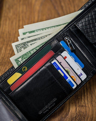 Czarny portfel męski skórzany z przeszyciem