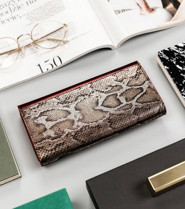 Lakierowany portfel damski z wężowym wzorem rfid