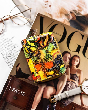 Mały, skórzany portfel damski ze wzorem motyli