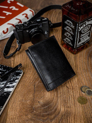 Pionowy, zgrabny portfel męski z dobrej jakości skóry naturalnej