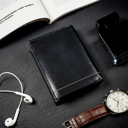 Pionowy, skórzany portfel męski z ozdobnym przeszyciem