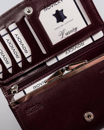 Skórzany portfel damski z tłoczoną klapą