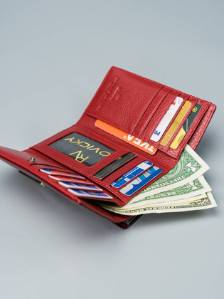 Kompaktowy portfel z lakierowanej skory