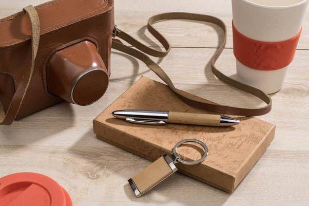 Zestaw upominkowy FRED składający się z długopisu oraz breloka wykonanych z metalu i drewna