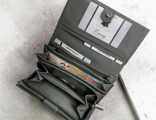 Klasyczny skórzany portfel damski z klapą na zatrzask