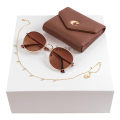 Zestaw upominkowy Cacharel portfel, naszyjnik i okulary przeciwsłoneczne - CEL219Z + CGS219E + CJC220E