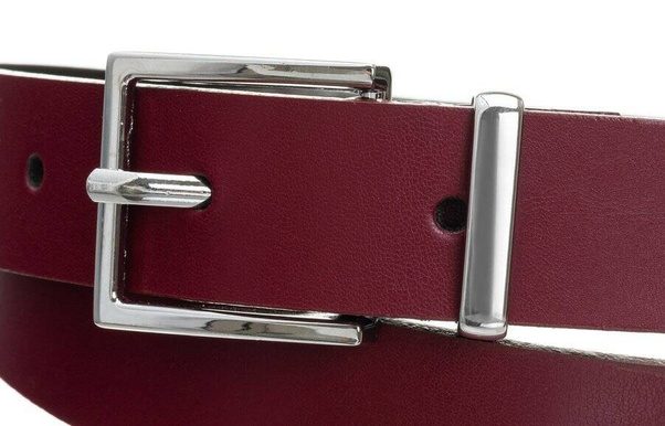 Waski pasek ze skory naturalnej z kwadratowa sprzaczka w srebrnym kolorze