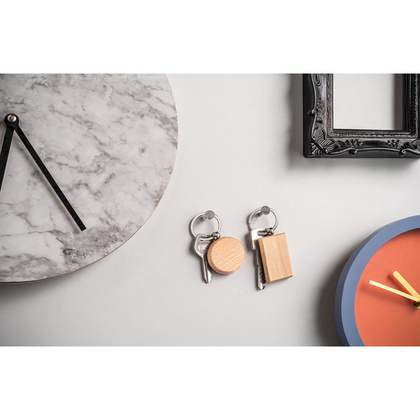 STEWIE ROUND. Okrągły brelok z drewna bukowego