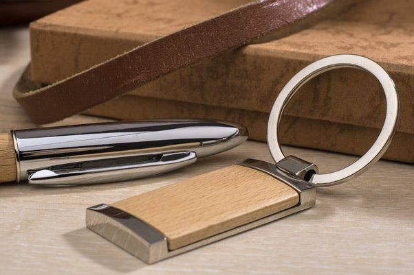 Zestaw upominkowy FRED składający się z długopisu oraz breloka wykonanych z metalu i drewna