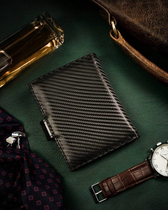 Skórzany portfel męski w orientacji pionowej zamykany na zatrzask