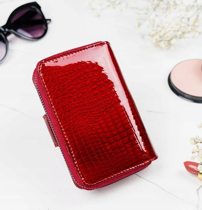 Pionowy, zapinany portfel damski z lakierowanej skóry naturalnej