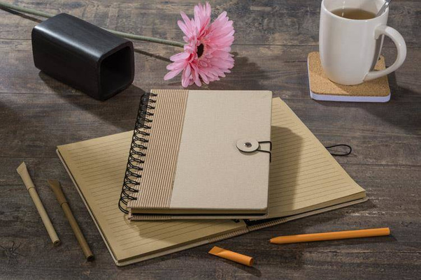 Notes RECYCLE A5 na spirali z praktycznym zamknięciem na gumkę