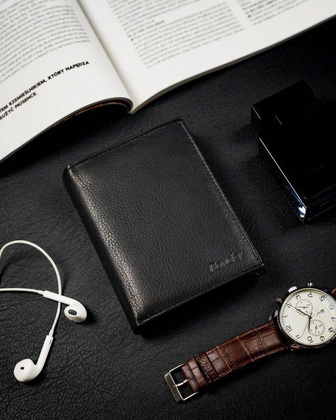 Składany, pionowy portfel męski z kieszonką na suwak, skóra naturalna