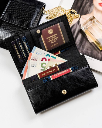 Skórzany portfel damski z motywem wężowej skóry