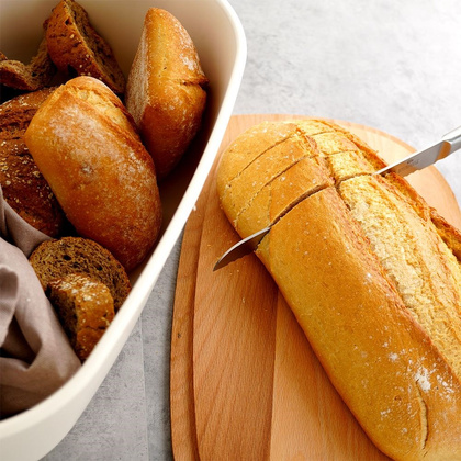 Chlebak pojemnik na pieczywo z drewnianą deską kremowy 39x23,5x15,5 cm