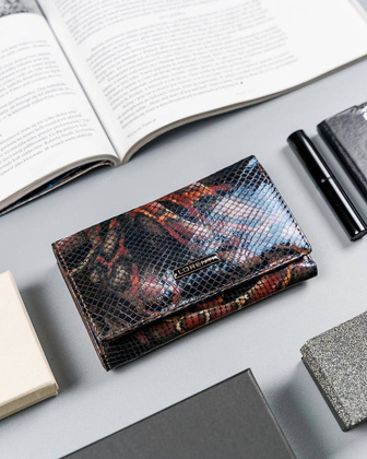 Skórzany portfel damski z biglem zdobiony motywem wężowej skóry