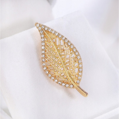Broszka ozdobna - złoty liść z cyrkoniami BZ212
