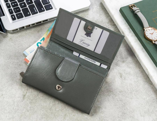 Klasyczny skórzany portfel damski z klapą na zatrzask