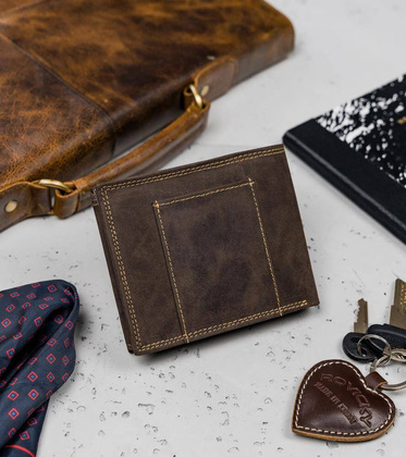 Poziomy, składany portfel męski z zewnętrzną kieszonką na kartę
