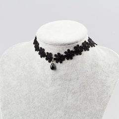 Naszyjnik czarny choker kwiatuszki z przywieszką N283