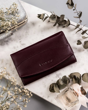 Skórzany portfel damski z tłoczoną klapą