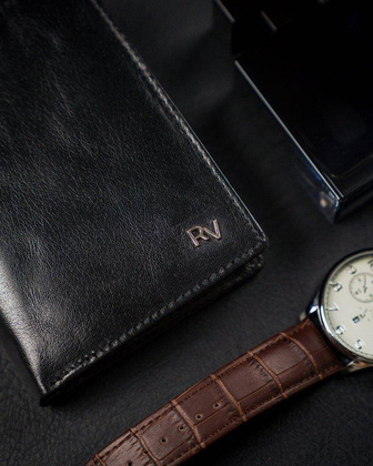 Pionowy portfel męski bez zapięcia z błyszczącej skóry naturalnej