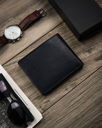 Skorzany portfel meski ze zdobionym frontem