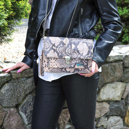 T-06 Torebka z klapką- print wężowy pudrowy róż KEMER