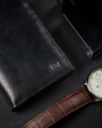 Rozbudowany, pionowy portfel męski bez zapięcia ze skóry naturalnej