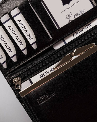 Skórzany portfel damski z tłoczoną klapą