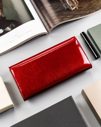 Portfel damski z lakierowanej skóry naturalnej zamykany na zatrzask
