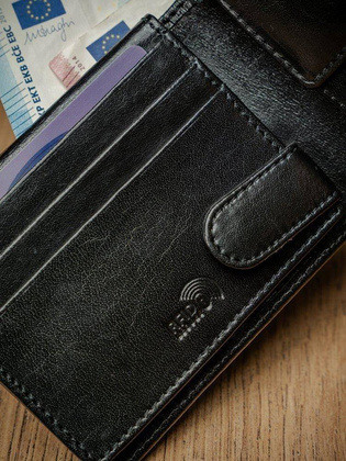 Skórzany portfel męski w wersji poziomej z membraną rfid stop