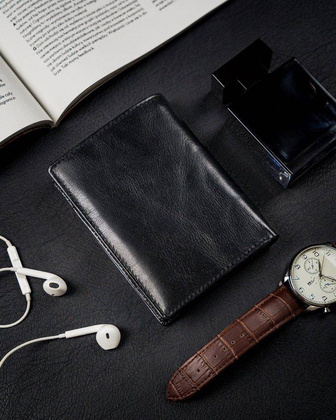Pionowy portfel męski bez zapięcia z błyszczącej skóry naturalnej