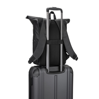 OSASCO BPACK. Plecak typu roll top z zamkiem błyskawicznym, który umożliwia zwinięcie górnej części w celu dopasowania do objętości plecaka, wykonany z poliestru 600D z recyklingu