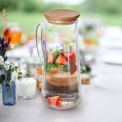 Dzbanek z pokrywką bambusową i uchwytem do napojów zimnych i gorących szklany 1,35 l
