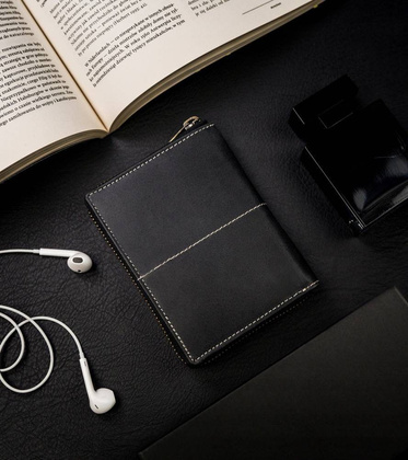 Duży, skórzany portfel w orientacji pionowej z systemem rfid