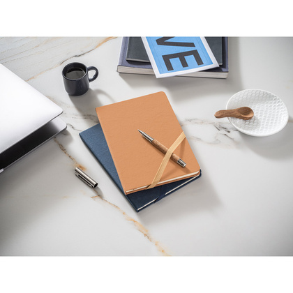 HUXLEY. Notatnik formatu A5, wykonany z papieru wodoodpornego, z kartkami w linie, wykonany z materiału z certyfikatem FSC™ i innych materiałów kontrolowanych