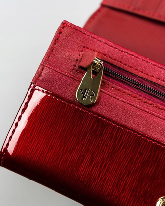 Portfel damski z lakierowanej skóry naturalnej zamykany na zatrzask