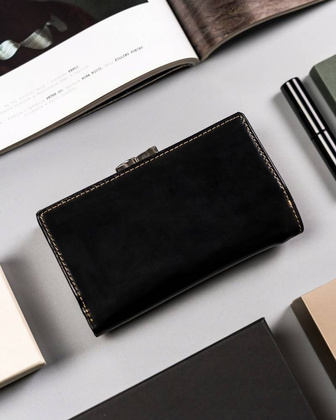 Klasyczny portfel damski ze skóry naturalnej na bigiel i zatrzask